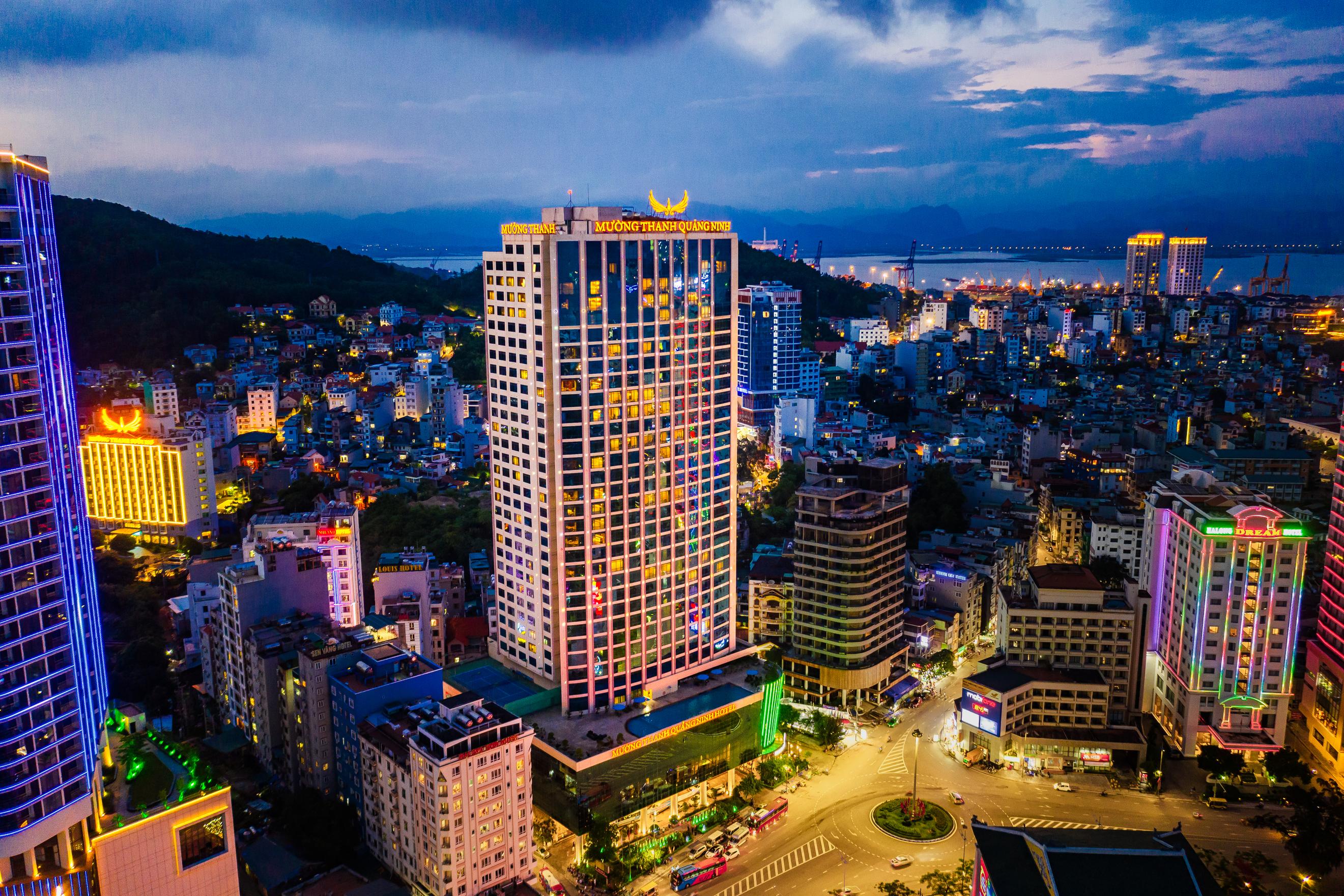โรงแรมเมือง แท็ง ลักชัวรี กวาง หนิง ฮาลอง ภายนอก รูปภาพ